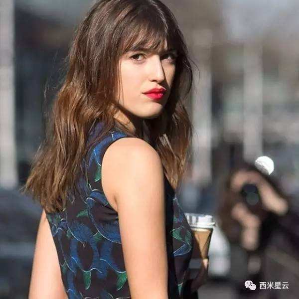 张一山女友被曝光是宋妍霏，网友晒出实锤图，两人光明正大秀同款？